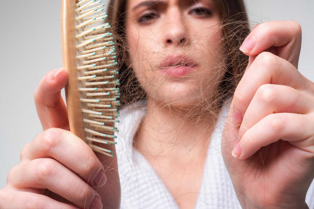 przyczyny wypadania włosów u kobiet